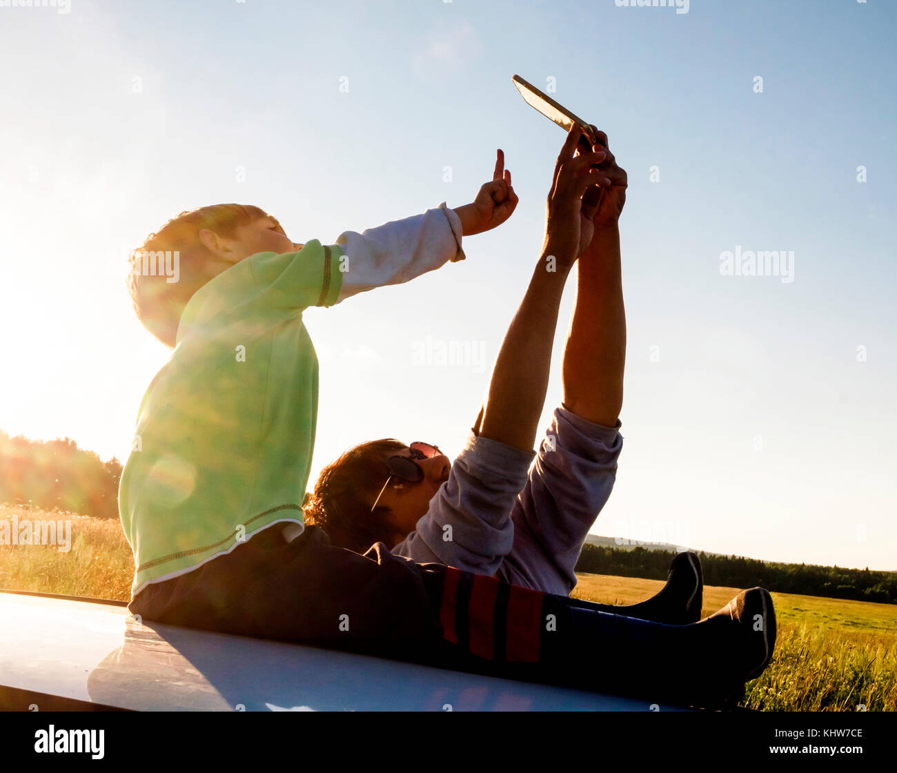 Padre e hijo en el entorno rural, teniendo selfie, usando smartphone, Sverdlovsk, Rusia, Europa Foto de stock