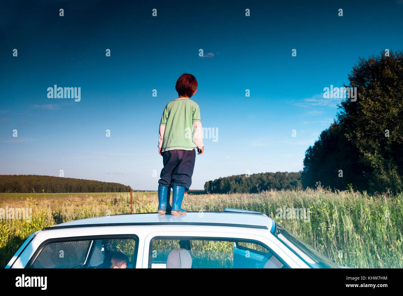 Joven de pie en el coche, Mira Vista rural, vista trasera, Ural, Sverdlovsk, Rusia, Europa Foto de stock