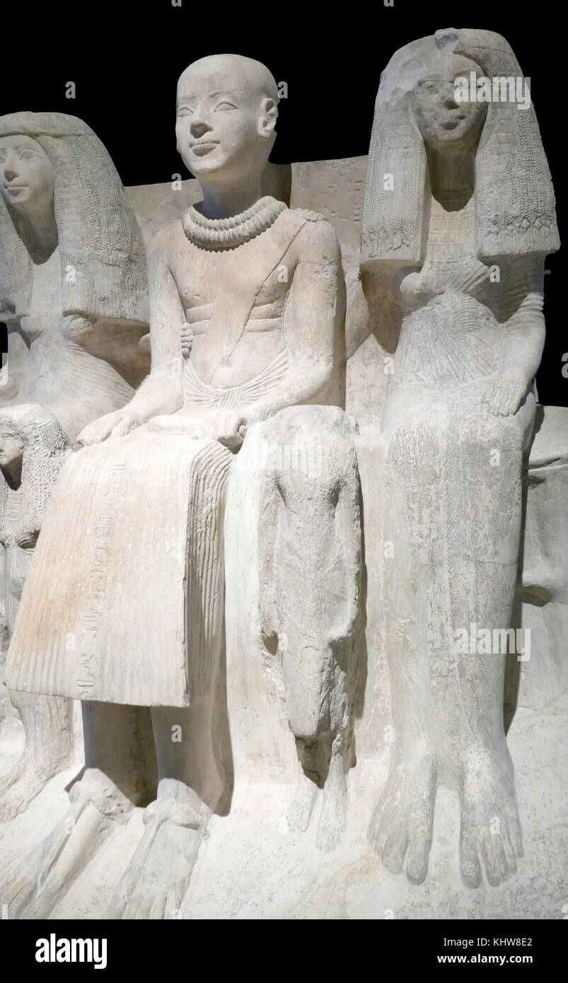 Estatua de un grupo familiar de Ptah-mai, jefe del WAB-sacerdotes de Ptah, tallada en piedra caliza, de la XIX Dinastía. Fecha del siglo XIII a. de C. Foto de stock