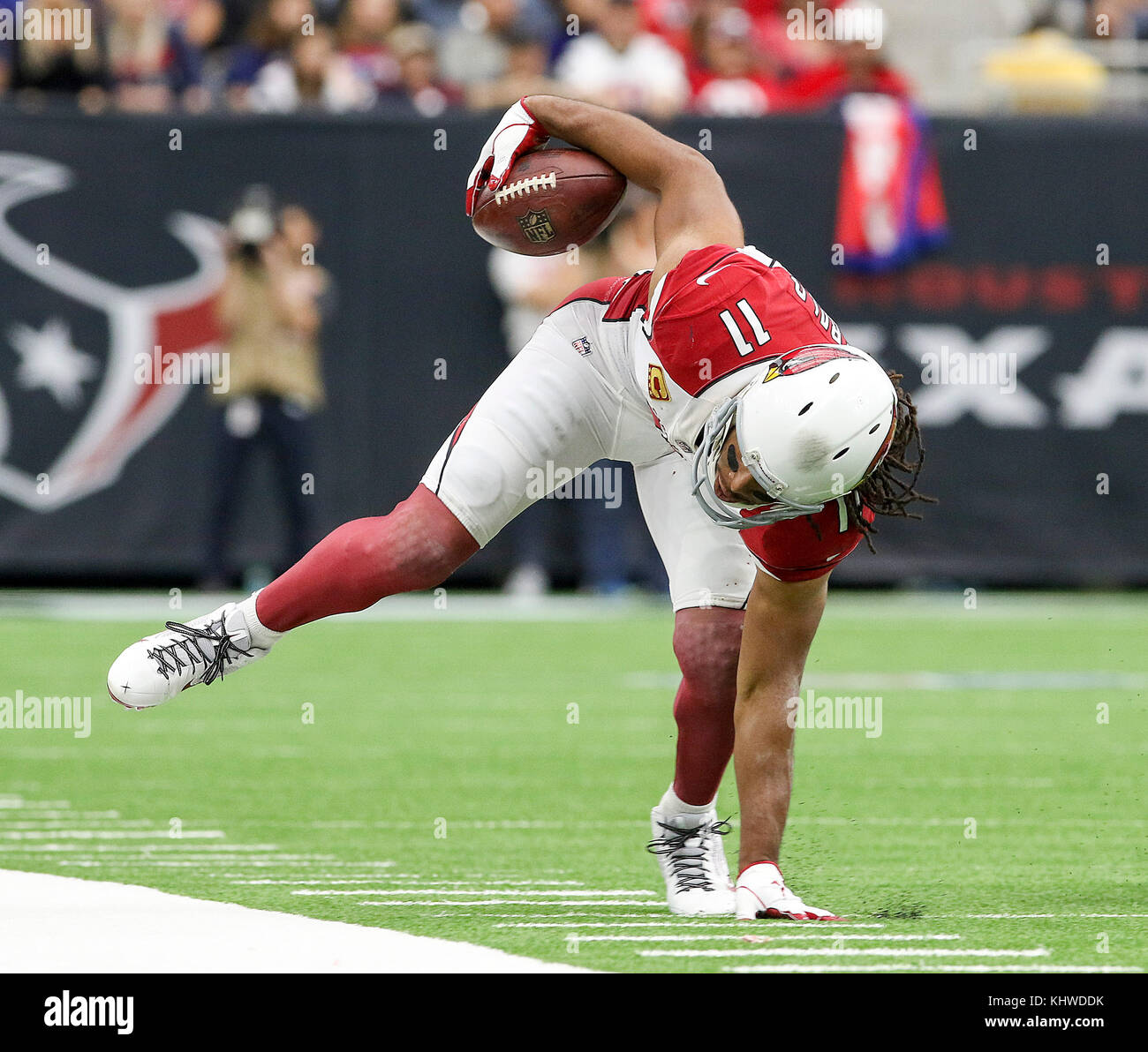 Houston, TX, EE.UU. 19 Nov, 2017. Arizona Cardinals wide receiver Larry Fitzgerald (11) intercepta un pase en el tercer trimestre durante el NFL juego entre los Cardenales de Arizona y los Houston Texans en NRG Stadium en Houston, TX. John Glaser/CSM/Alamy Live News Foto de stock