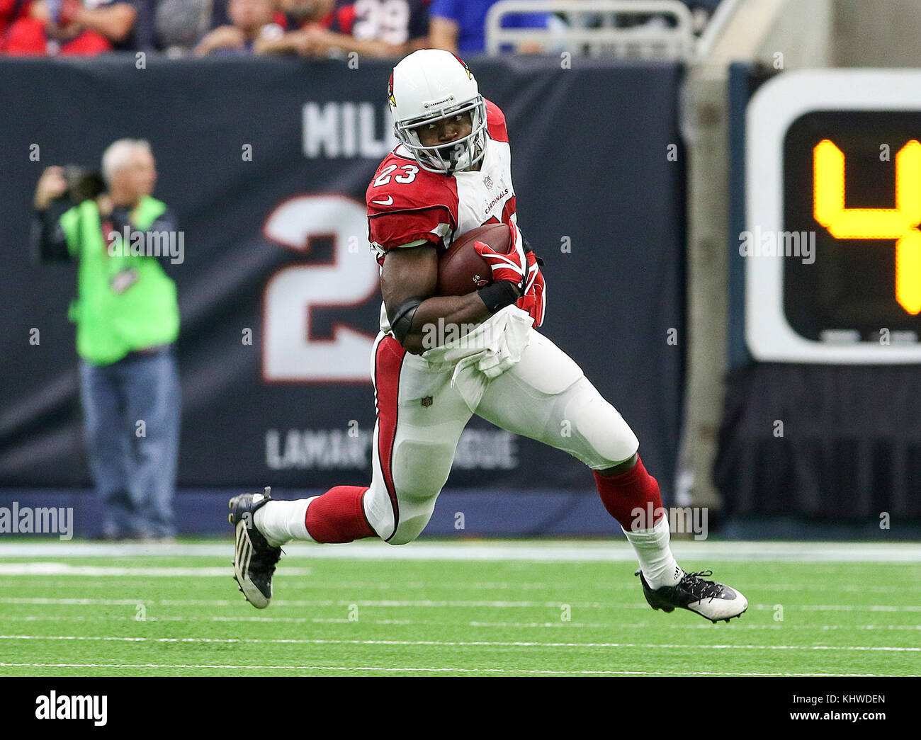 Houston, TX, EE.UU. 19 Nov, 2017. Arizona Cardinals volver corriendo a Adrian Peterson (23) juncos para astilleros en el cuarto trimestre durante el NFL juego entre los Cardenales de Arizona y los Houston Texans en NRG Stadium en Houston, TX. John Glaser/CSM/Alamy Live News Foto de stock