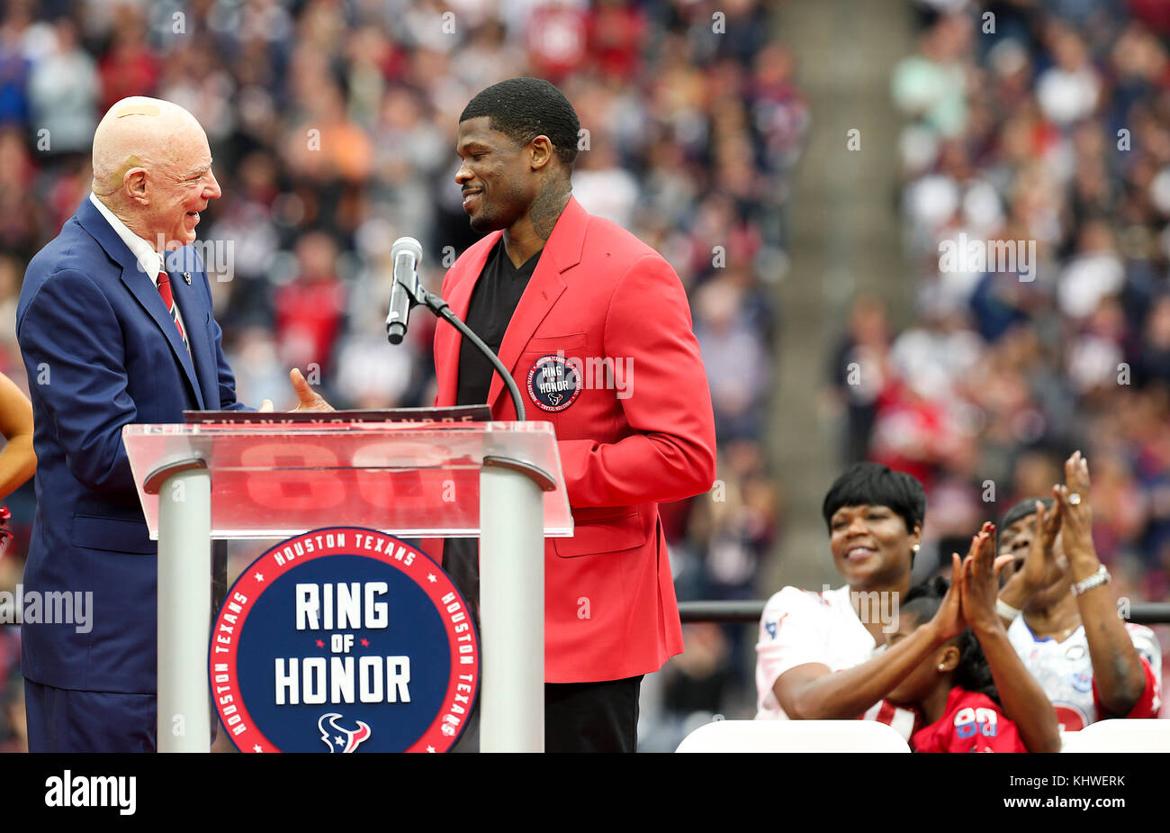 Houston, TX, EE.UU. 19 Nov, 2017. Propietario de los Houston Texans, Bob McNair da ex tejanos receptor ancho Andre Johnson una chaqueta conmemorativa de su incorporación a la corona de honor durante la NFL juego entre los Cardenales de Arizona y los Houston Texans en NRG Stadium en Houston, TX. John Glaser/CSM/Alamy Live News Foto de stock