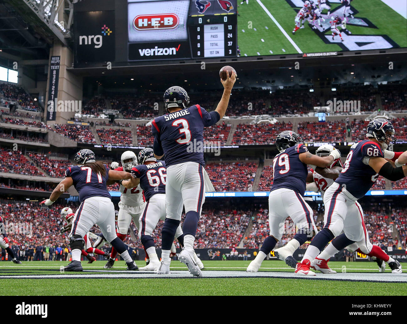 Houston, TX, EE.UU. 19 Nov, 2017. Houston Texans quarterback Tom Savage (3) desciende hasta pasar el primer trimestre durante el NFL juego entre los Cardenales de Arizona y los Houston Texans en NRG Stadium en Houston, TX. John Glaser/CSM/Alamy Live News Foto de stock