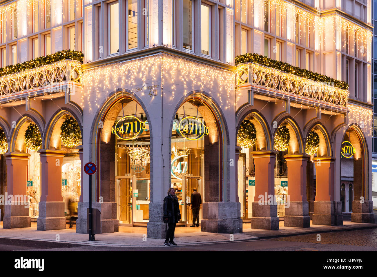 Alemania, Colonia, la casa de 4711 en el Glockengasse, casa ancestral de la fábrica de perfumes Muelhens, iluminación durante la época de Navidad. Alemania Foto de stock
