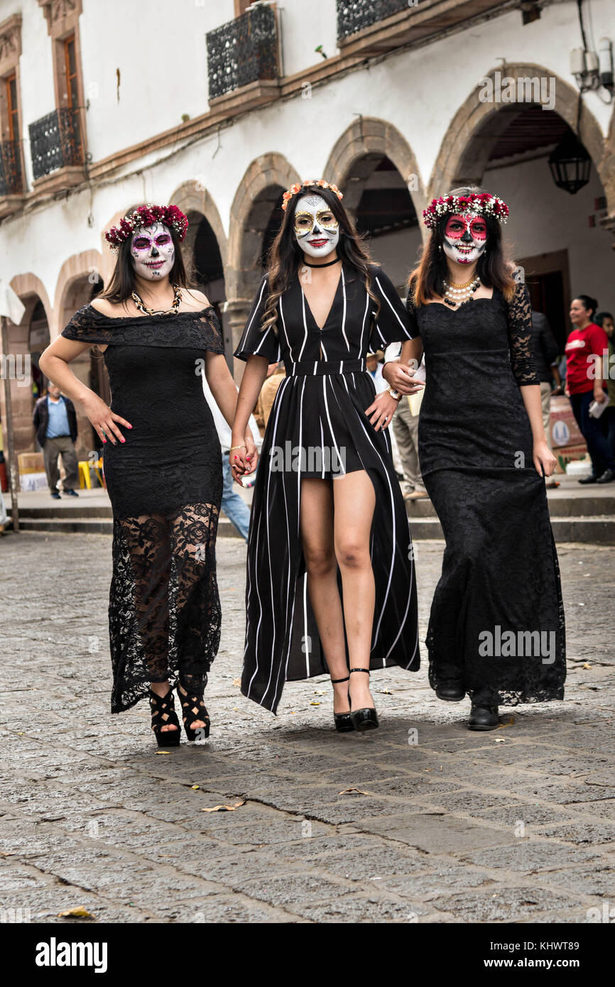 Adolescentes mexicanos vestidos con trajes de la Calavera Catrina y Dapper  Skeleton para el día de los muertos o día de muertos Festival 31 de octubre  de 2017 en Patzcuaro, Michoacán, México.