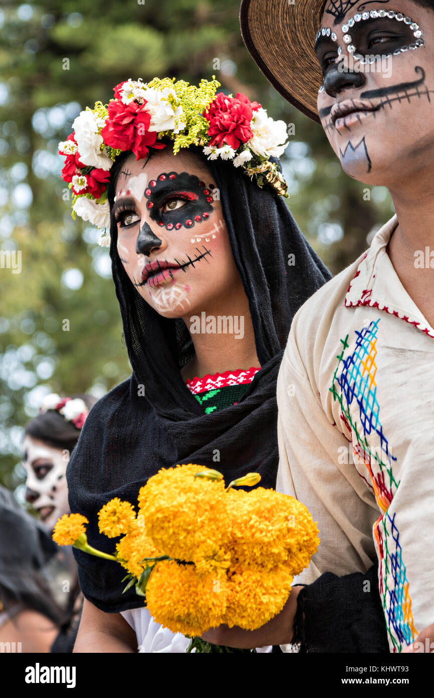 Una joven vestida con traje de la Calavera Catrina durante el día de los  muertos o día de muertos 31 de octubre de 2017 en Patzcuaro, Michoacán,  México. El festival se ha