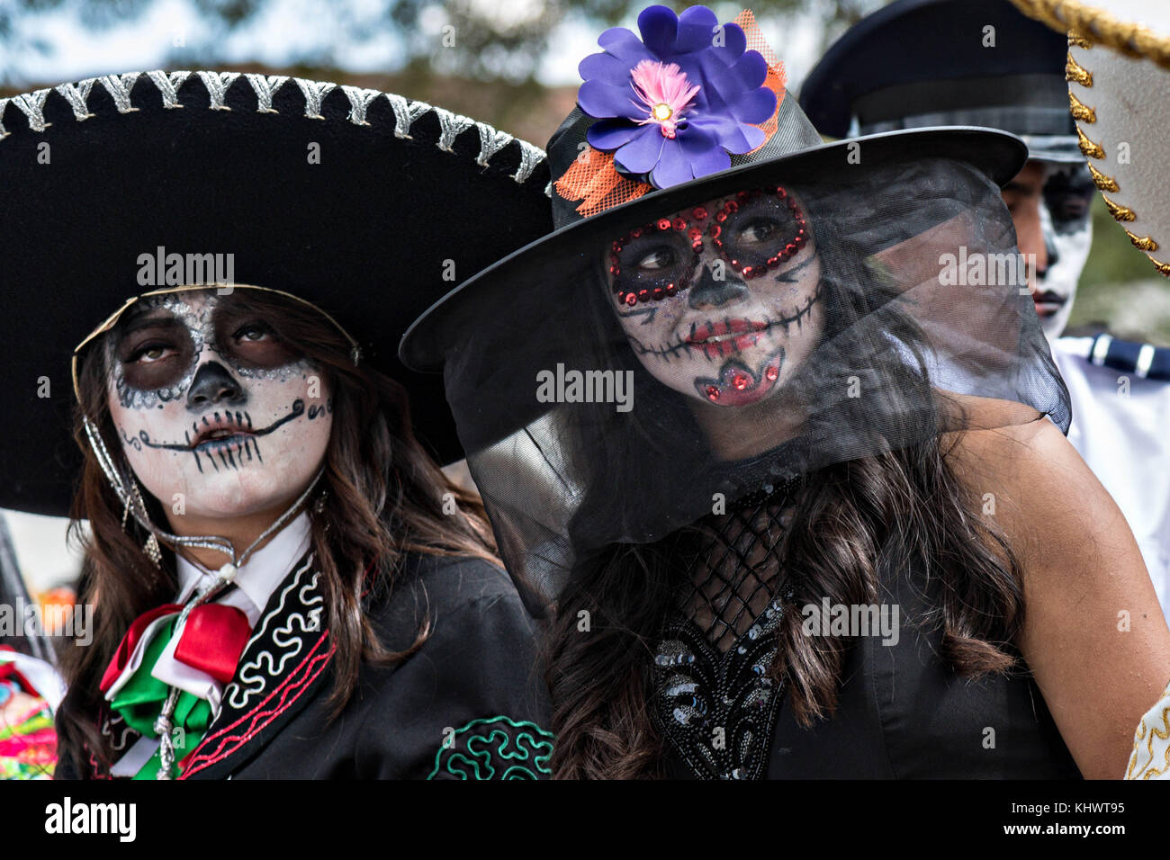 Mujeres jóvenes vestidas con trajes de la Calavera Catrina durante el día  de los muertos o día de muertos 31 de octubre de 2017 en Patzcuaro,  Michoacán, México. El festival se ha