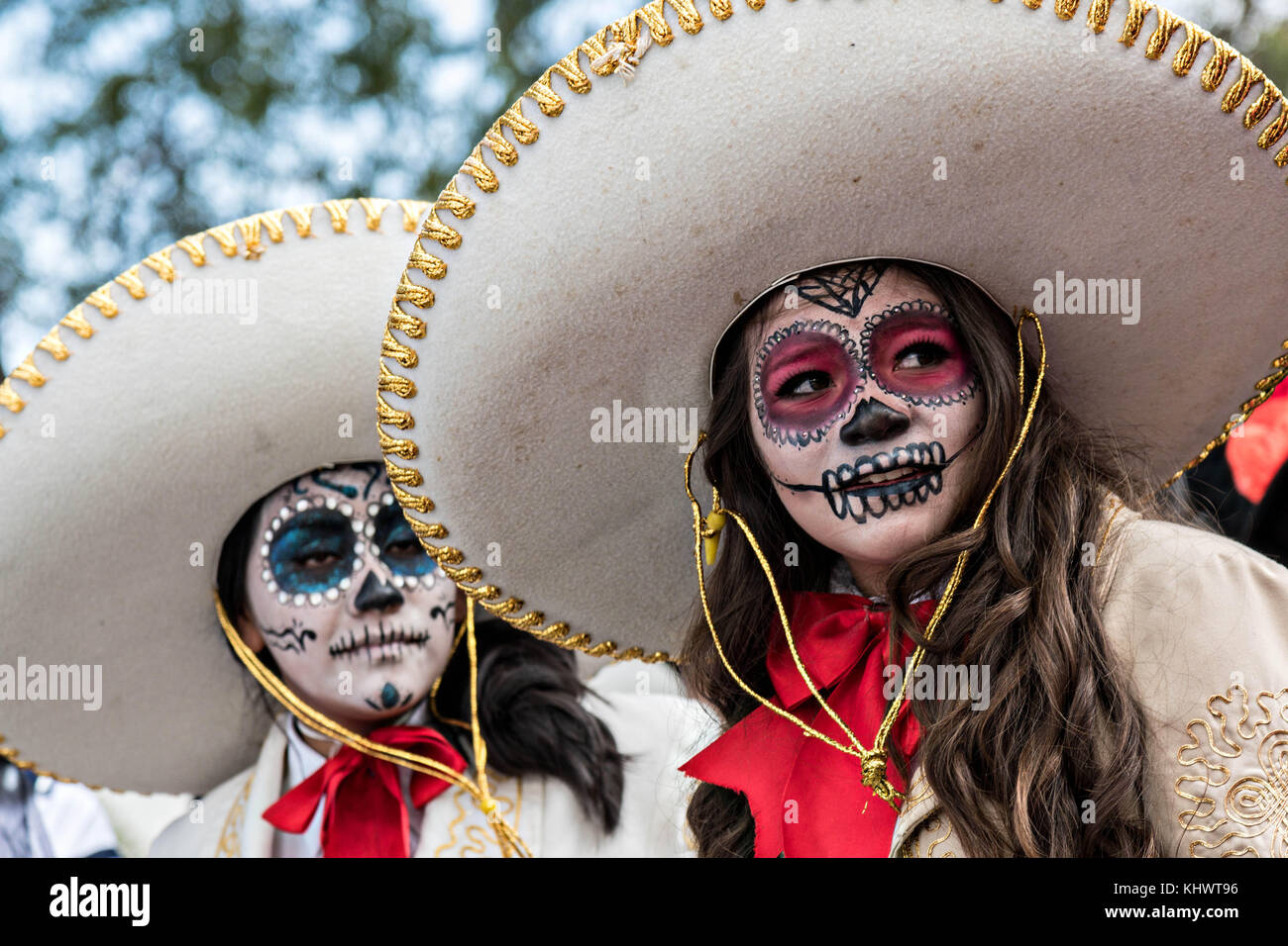 Mujeres jóvenes vestidas con trajes de la Calavera Catrina durante el día  de los muertos o día de muertos 31 de octubre de 2017 en Patzcuaro,  Michoacán, México. El festival se ha