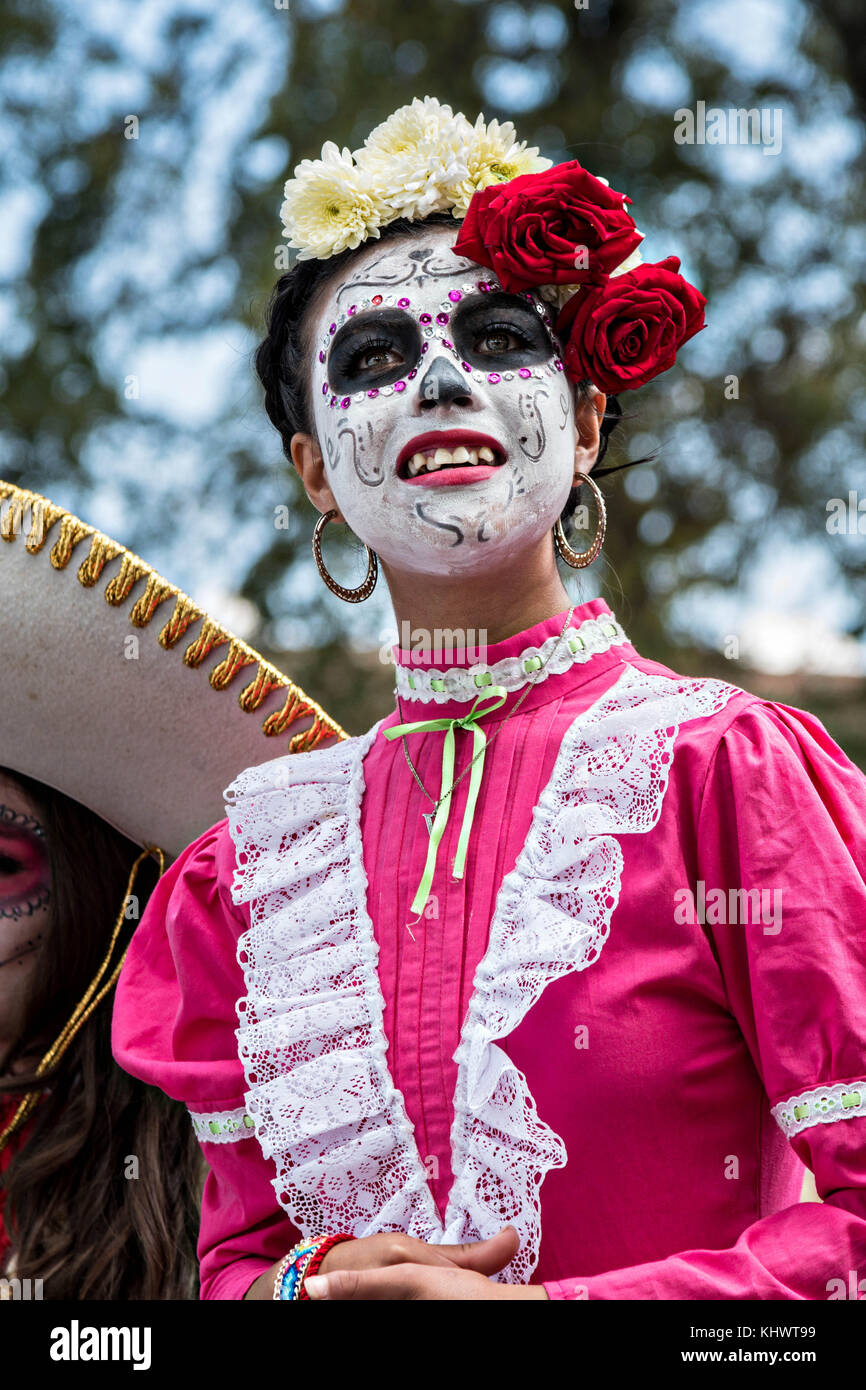Una joven vestida con traje de la Calavera Catrina durante el día de los  muertos o día de muertos 31 de octubre de 2017 en Patzcuaro, Michoacán,  México. El festival se ha