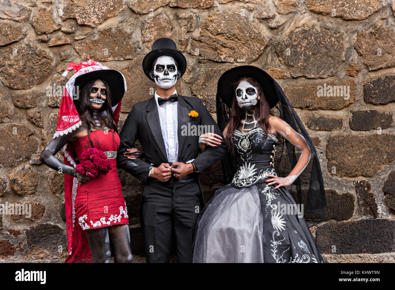 Adolescentes mexicanos vestidos con trajes de la Calavera Catrina y Dapper  Skeleton para el día de los muertos o día de muertos Festival 31 de octubre  de 2017 en Patzcuaro, Michoacán, México.