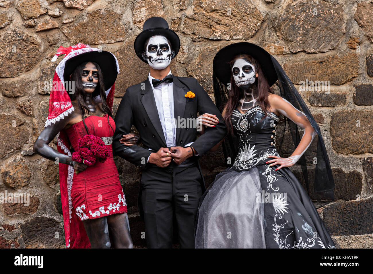 Adolescentes mexicanos vestidos con trajes de la Calavera Catrina y Dapper  Skeleton para el día de los muertos o día de muertos Festival 31 de octubre  de 2017 en Patzcuaro, Michoacán, México.