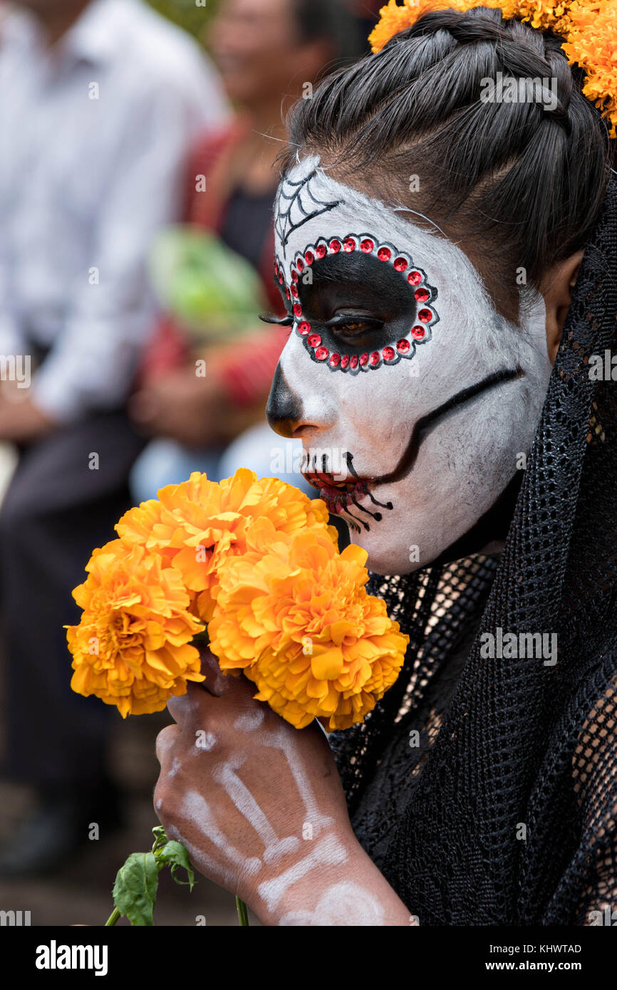 Una mujer mexicana vestida como la Calavera Catrina para el día de los muertos o día de muertos 31 de octubre de 2017 en Patzcuaro, Michoacán, México. El festival se ha celebrado Una mujer mexicana vestida como la Calavera Catrina para el día de los muertos o día de muertos 31 de octubre de 2017 en Patzcuaro, Michoacán, México. El festival se ha celebrado