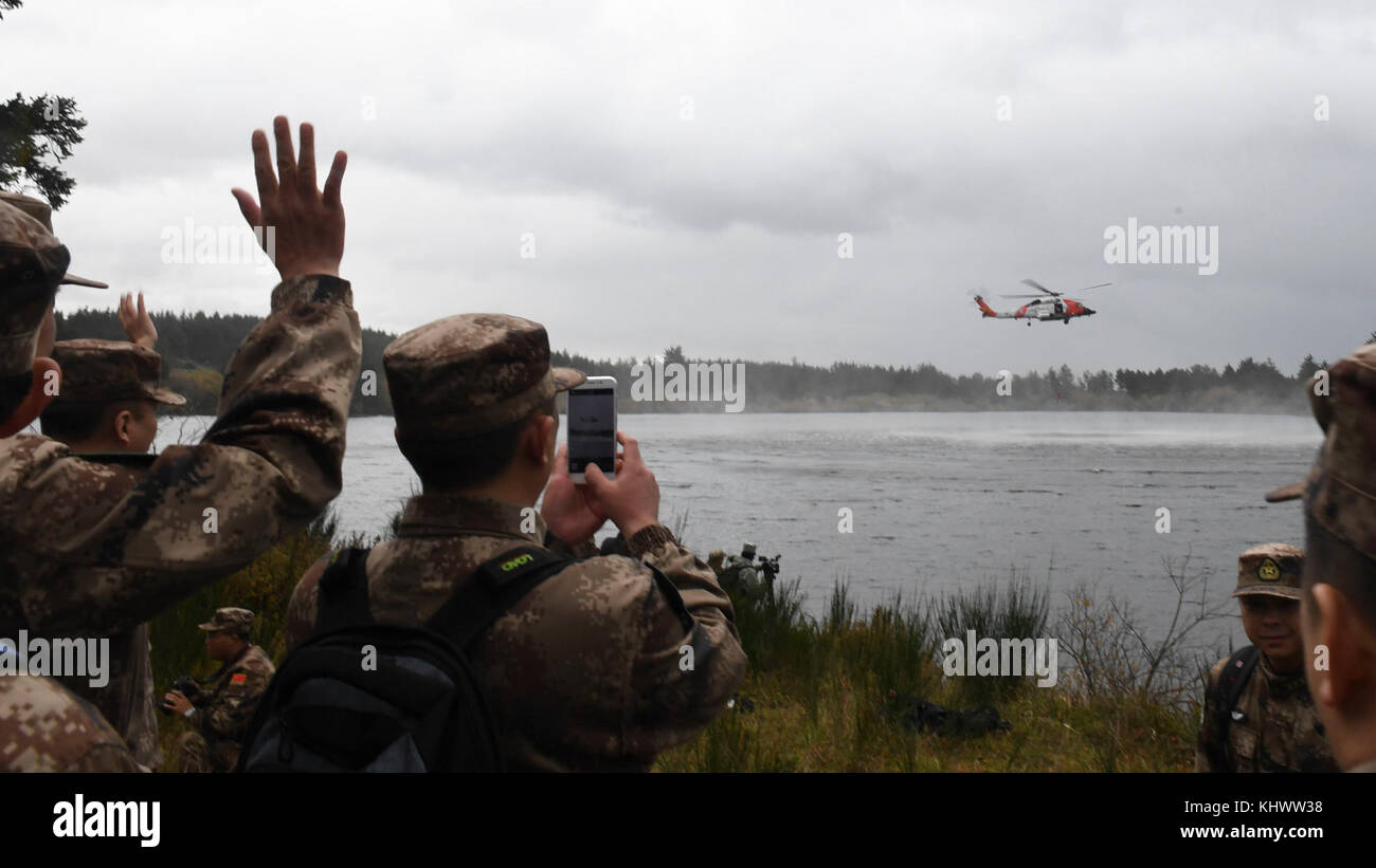 Guardacostas de EE.UU. desde el U.S.C.G. Sector Río Columbia realice una demostración de rescate de agua con un helicóptero MH-60 Jayhawk para participantes del 2017 EE.UU. -China Intercambio de Gestión de Desastres en Camp Rilea, Oregon, 16 de nov. El ejército de los Estados Unidos anuales del Pacífico (USARPAC) evento de cooperación de seguridad con el Ejército Popular de Liberación (EPL), es una oportunidad para compartir las lecciones aprendidas con el fin de aumentar la capacidad para responder a los desastres naturales en la región del Pacífico. (Ee.Uu. Foto de la fuerza aérea por Nathan H. Barbour) Foto de stock
