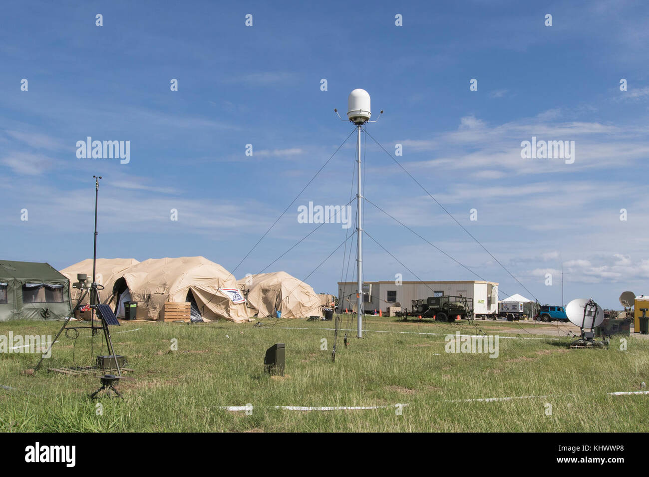 SAN JUAN, Puerto Rico - Un sistema de radar de banda X expedicionario, en  el centro, se encuentra en el aeródromo en Aguadilla, Puerto Rico el 17 de  noviembre de 2017. Los
