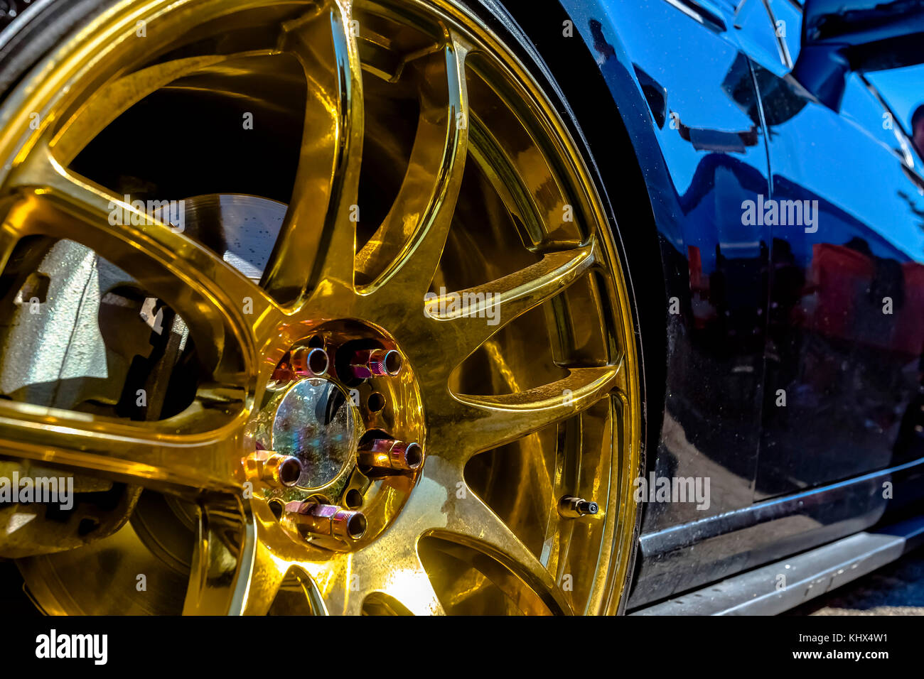 Aros de oro en un coche negro mirando muy reflectante. diversos neumáticos  en un evento en el sur de California Fotografía de stock - Alamy