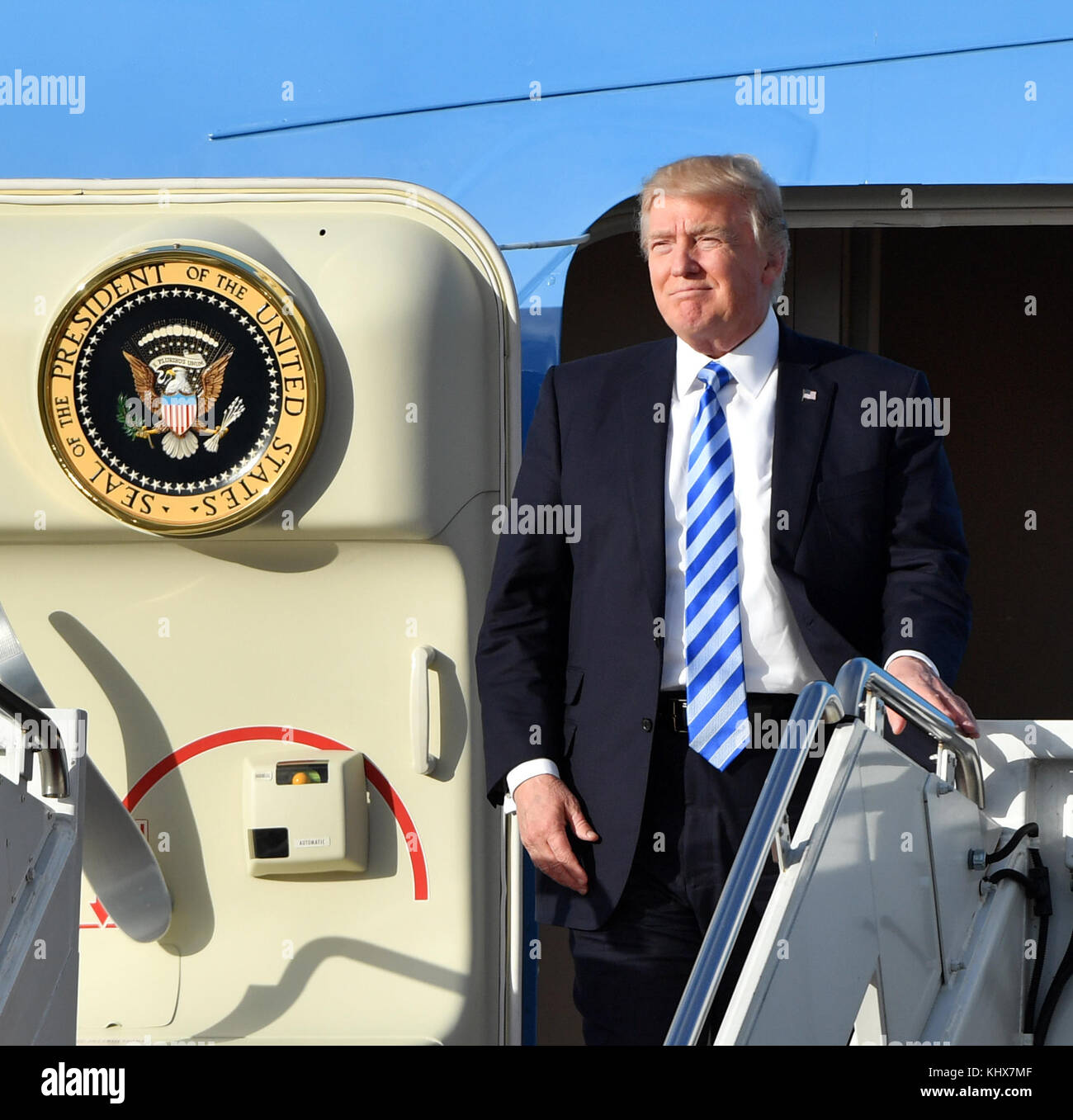 WEST PALM BEACH, FL - ABRIL 13: El presidente ESTADOUNIDENSE Donald Trump  llega a Air Force One al Aeropuerto Internacional de Palm Beach para pasar  el fin de semana de Pascua en
