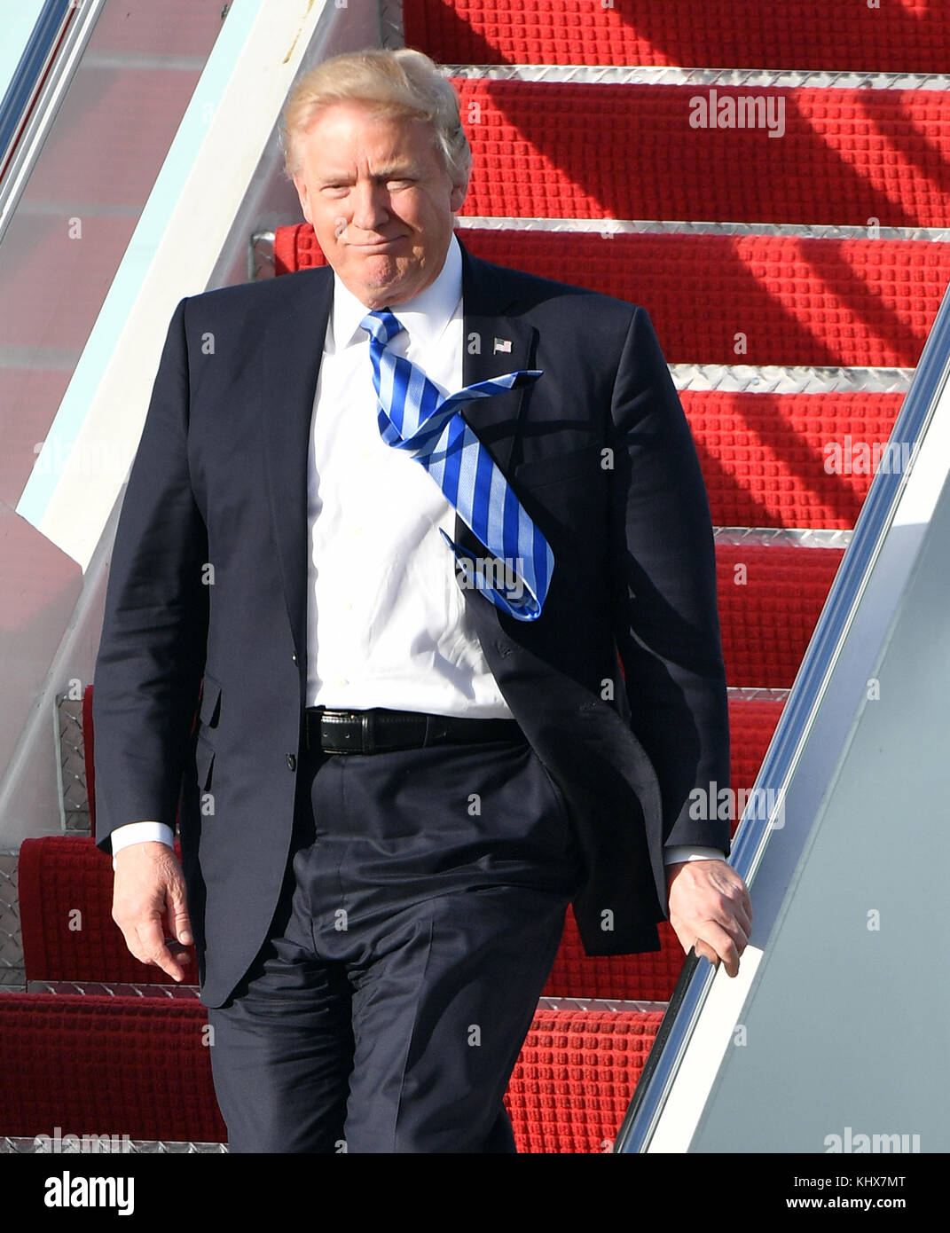 WEST PALM BEACH, FL - ABRIL 13: El presidente ESTADOUNIDENSE Donald Trump  llega a Air Force One al Aeropuerto Internacional de Palm Beach para pasar  el fin de semana de Pascua en