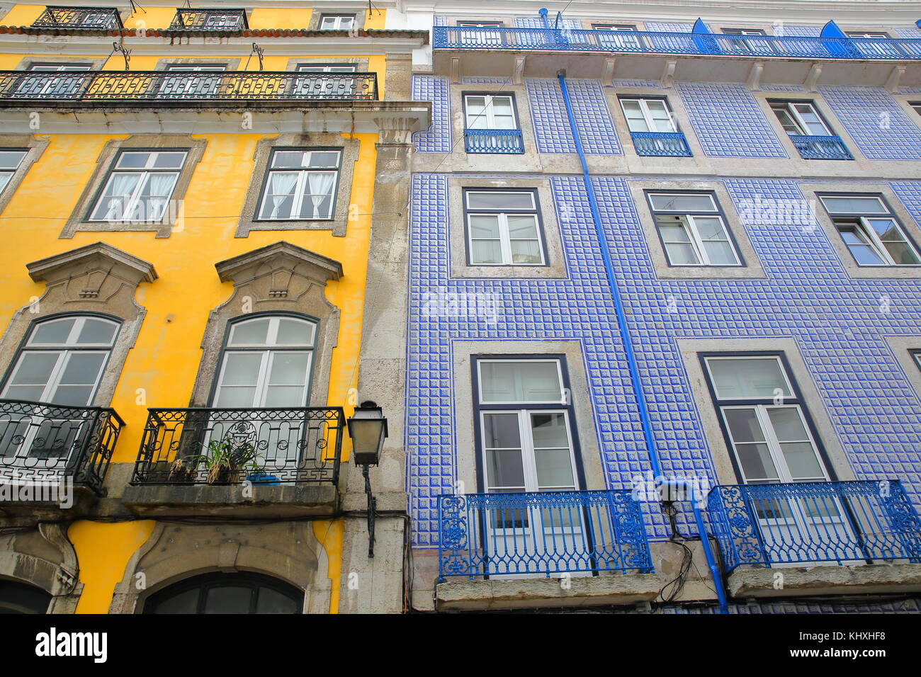 Casa fachadas decoradas con azulejos de colores y balcones con una  barandilla de hierro forjado en el barrio de Alfama, Lisboa, Portugal  Fotografía de stock - Alamy