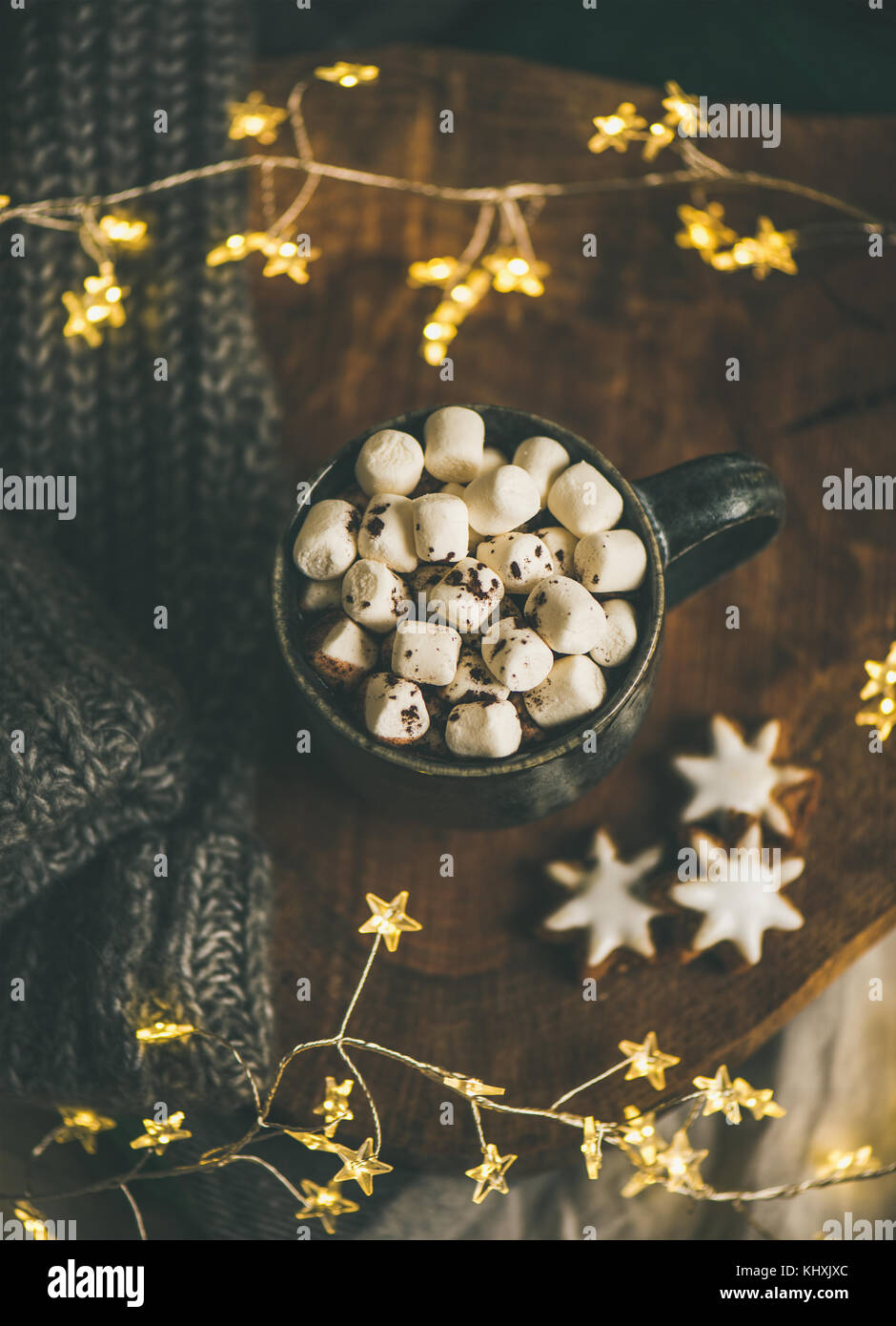 Invierno navidad chocolate caliente servido con luz Garland, vista superior Foto de stock