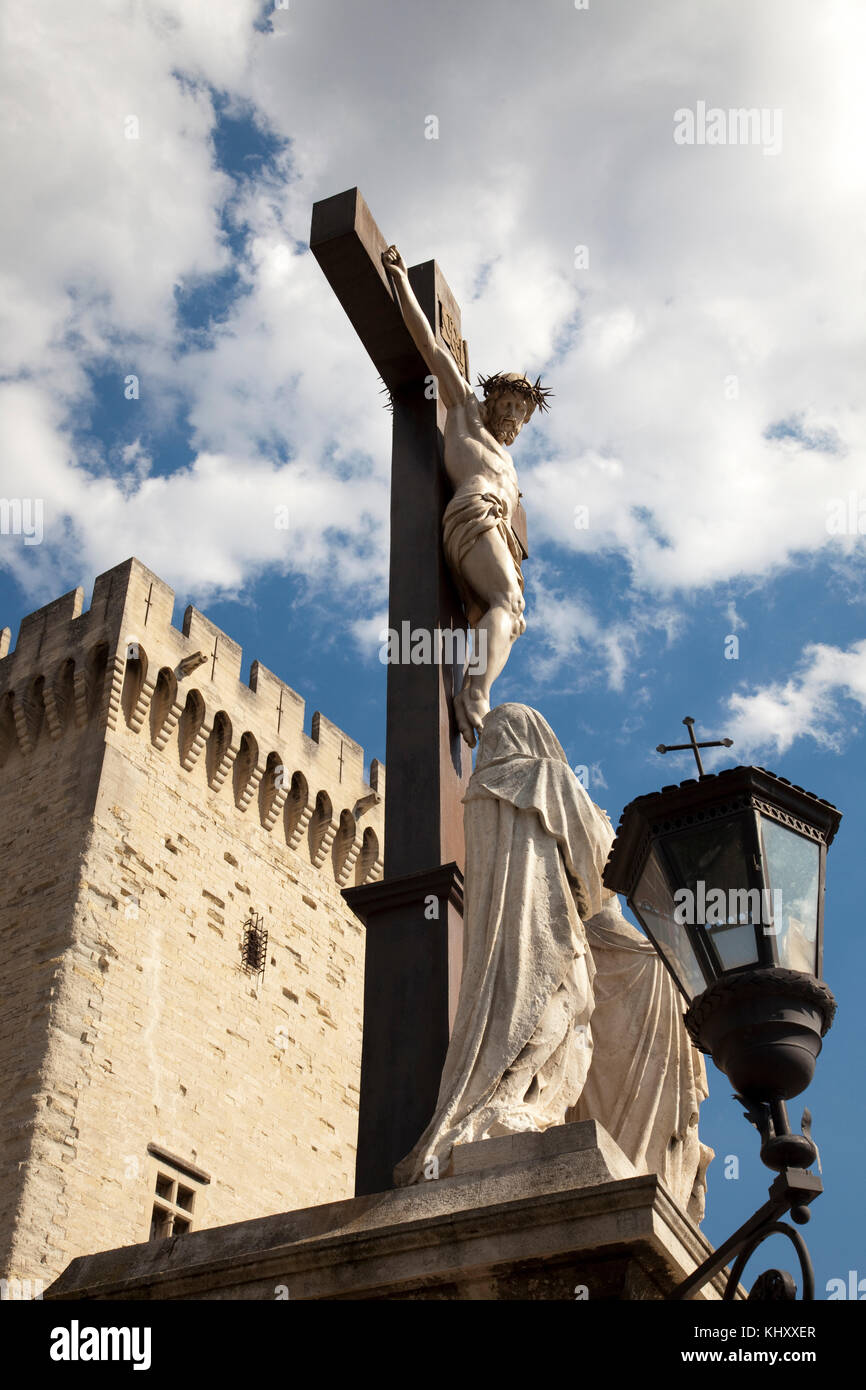 Crucifixión estatua Palais des Papes, Avignon, Provence-Alpes-Côte d'Azur, Francia Foto de stock