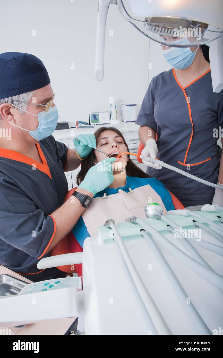 Odontólogo y enfermera dental con paciente Foto de stock