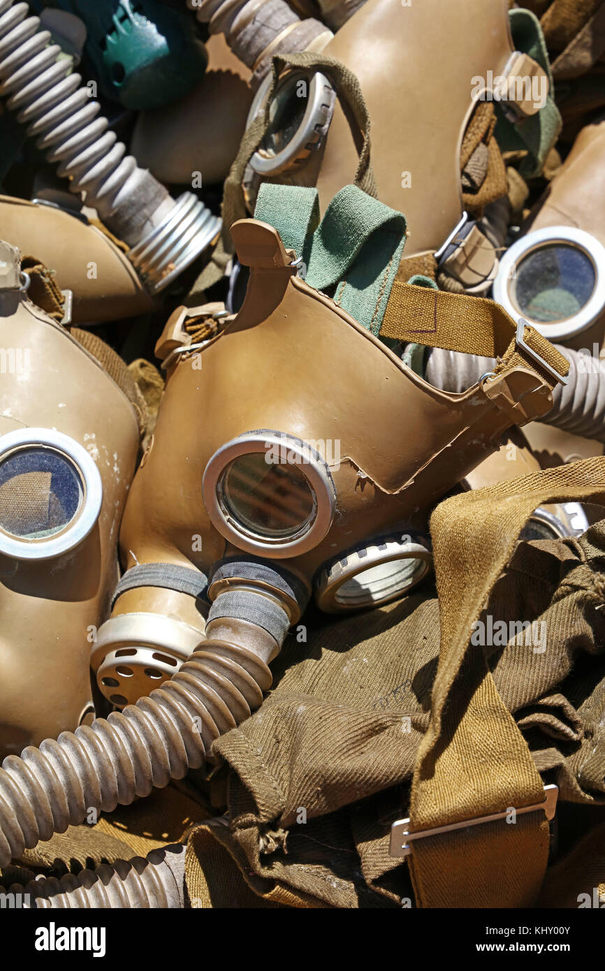 Cerrar selección de antiguas desgastadas vintage respirador máscaras de gas en el mercado minorista, visualización de calado Foto de stock
