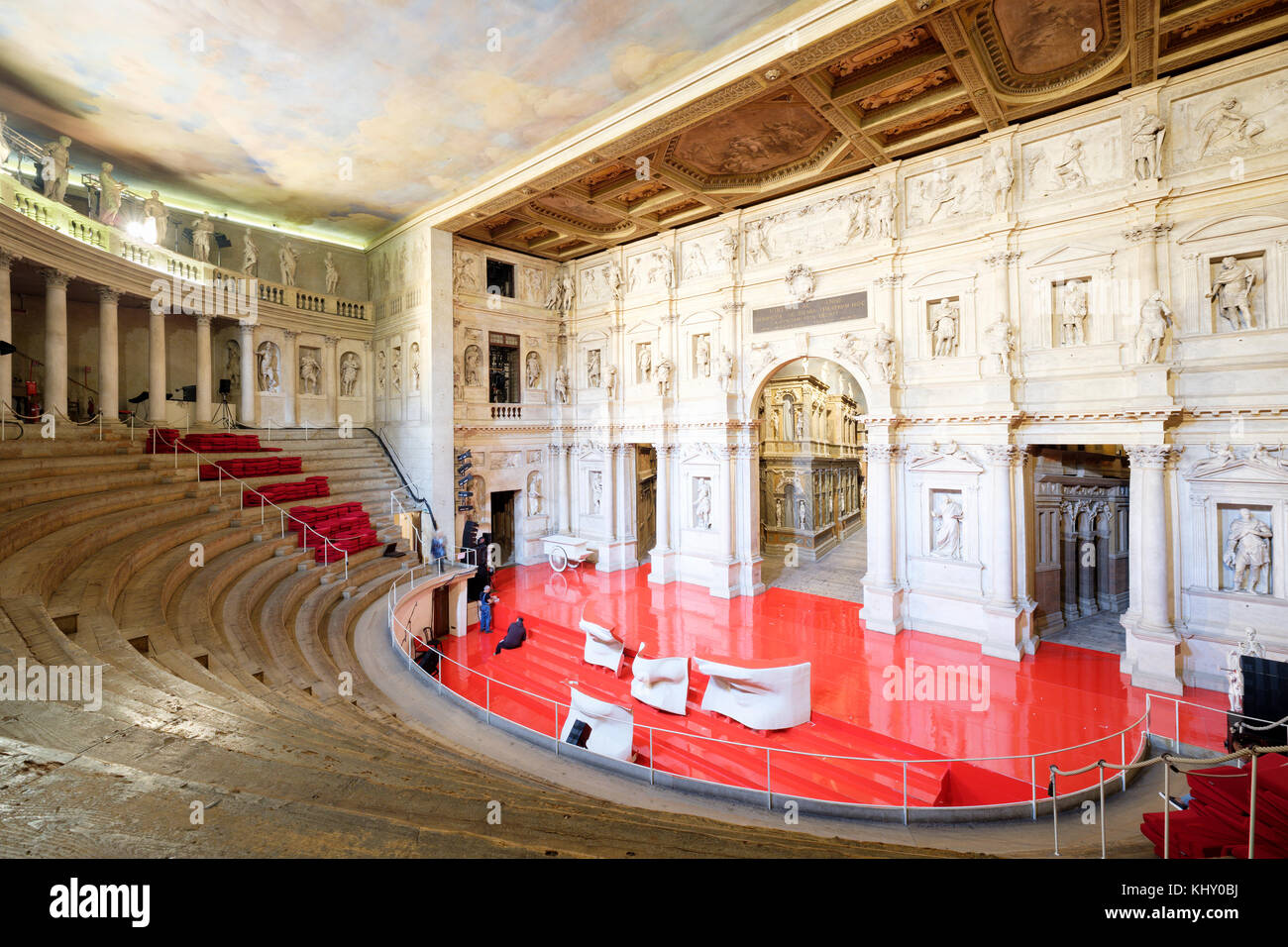 Interior del Teatro de Palladio Olimpio, (Teatro Olímpico), Vincenza, Veneto, Italia Foto de stock