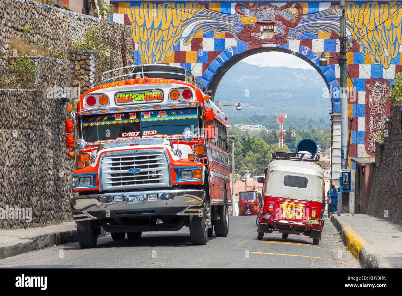 Autobús de pollo pasando por el Arco de Gucumatz | Chichicastenango | Guatemala Foto de stock