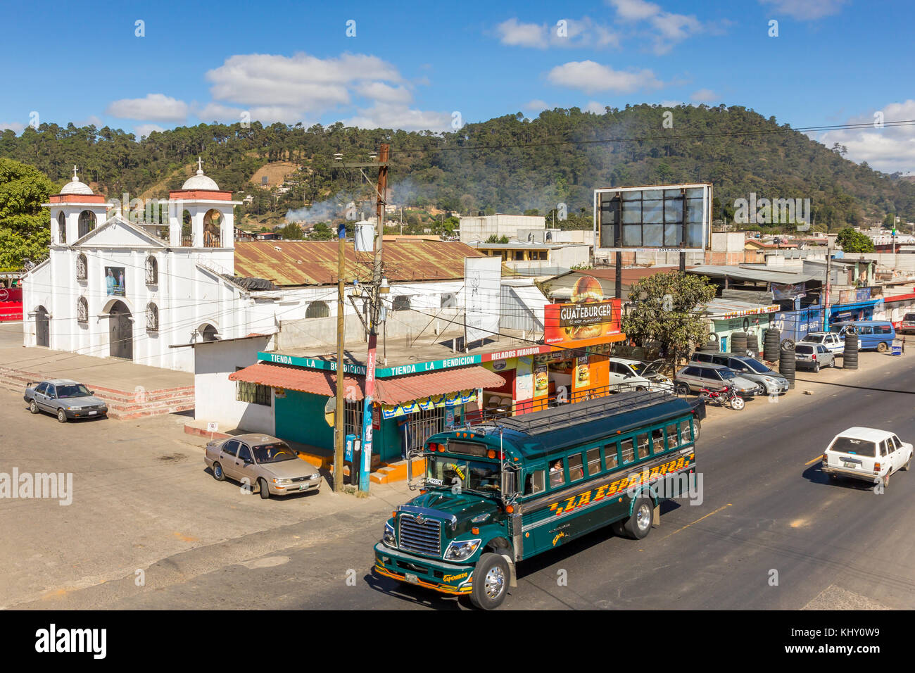 Autobús de pollo pasando por Interamericana | el Tejar | Guatemala Foto de stock