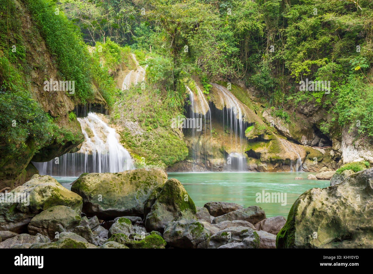 Cascada En El Río Cahabon | Semuc Champey | Guatemala Foto de stock