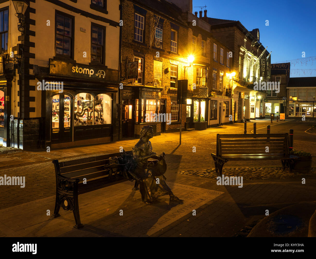Asentada la Madre Shipton estatua en la plaza del mercado, en Knaresborough North Yorkshire, Inglaterra Foto de stock