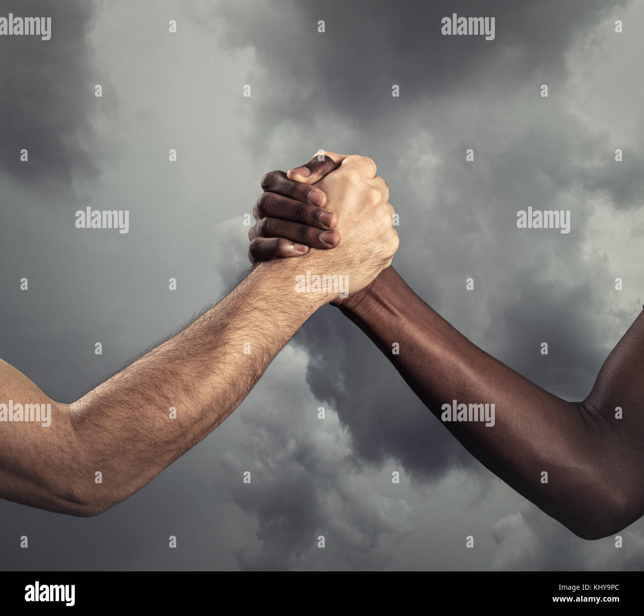 Interracial manos humanas para la amistad - Concepto de la paz y de la unidad contra el racismo Foto de stock