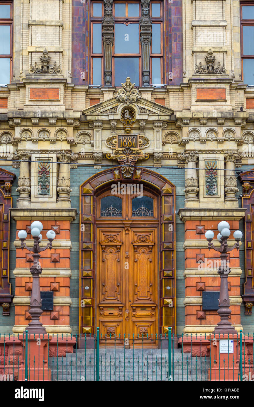 Puerta de entrada al edificio de la Compañía de Aguas | Buenos Aires | Argentina Foto de stock