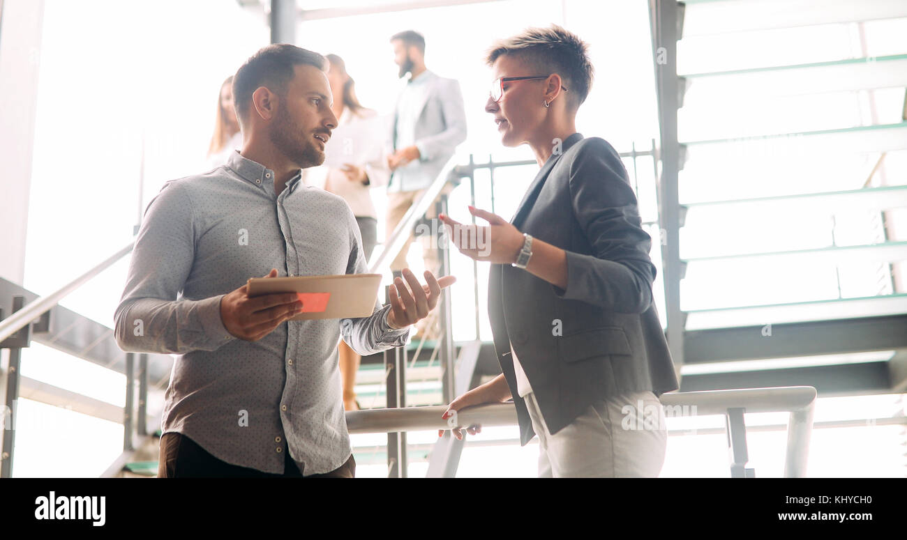Los compañeros de negocio tener conversación durante el coffee break Foto de stock
