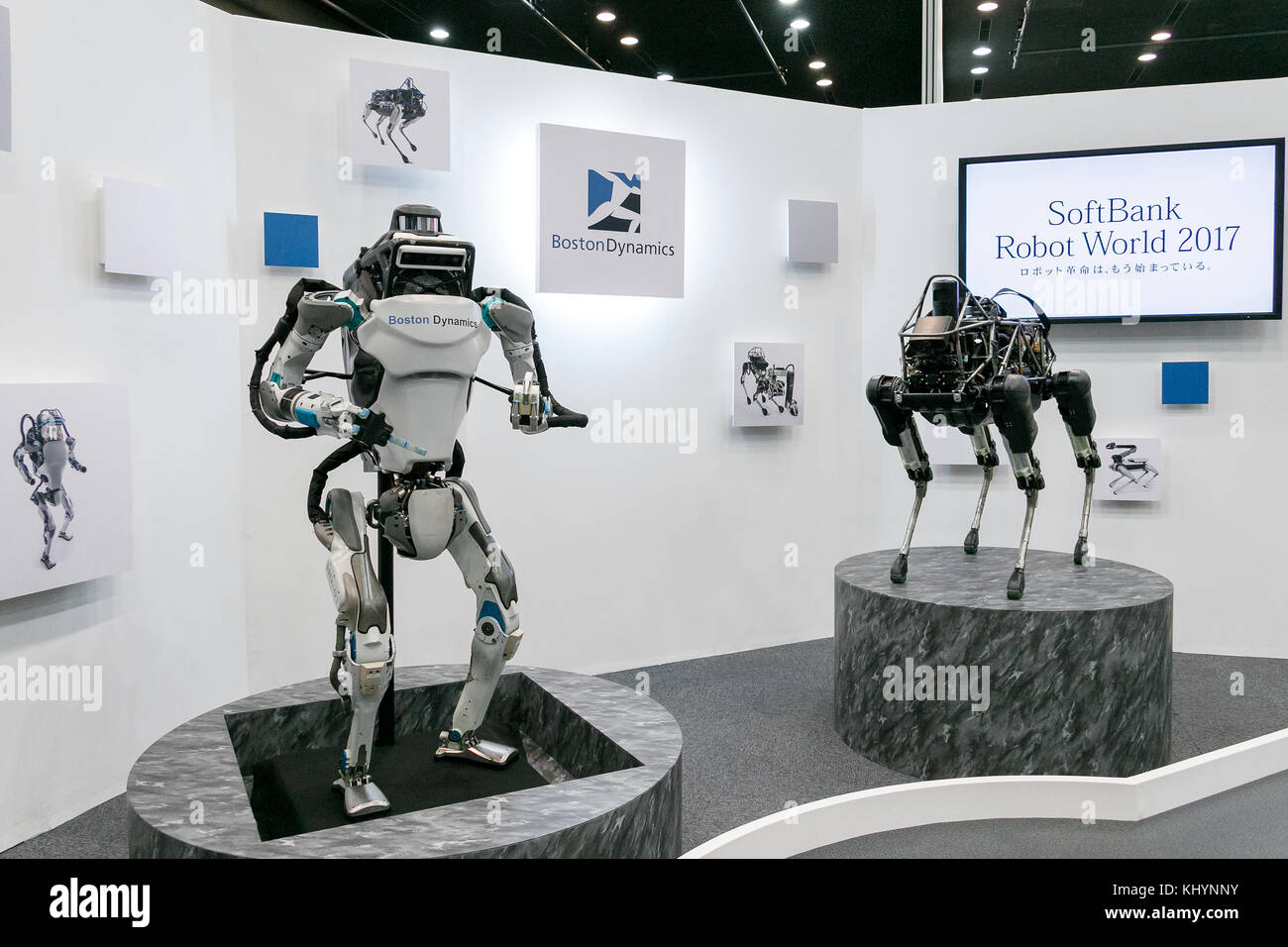 Tokio, Japón. 21 de noviembre de 2017. Boston Dynamics' robots atlas (l) y  Spot (r) en la pantalla durante el mundial de robots softbank 2017 el 21 de  noviembre de 2017, Tokio,