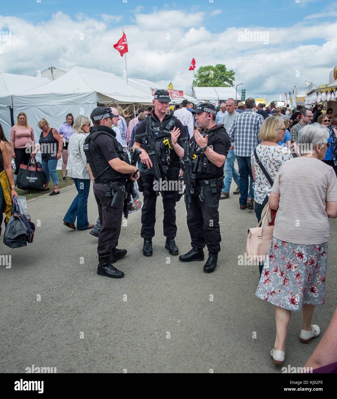 Policías armados patrullando en 2017 Gran Yorkshire Mostrar Foto de stock