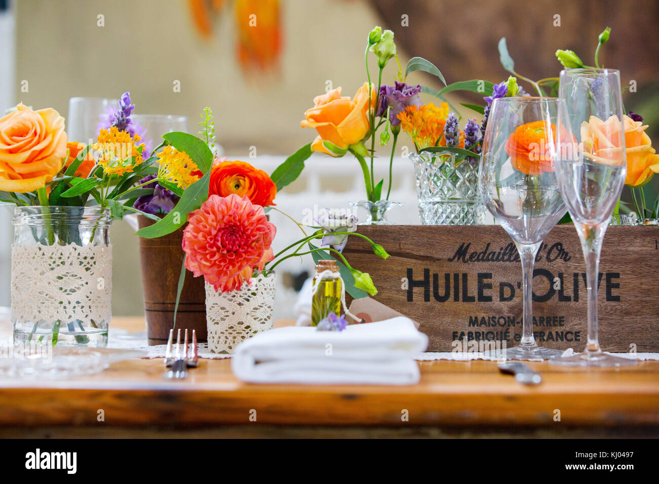 Mesa de invitados de boda place setting con coloridos arreglos florales