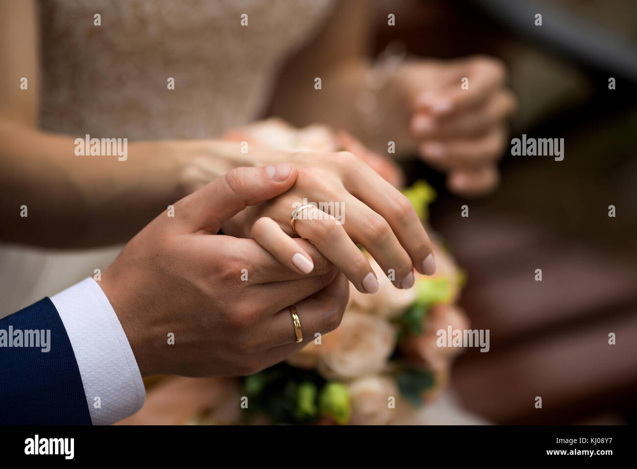 El esposo pone el anillo a la novia boda. Foto de stock