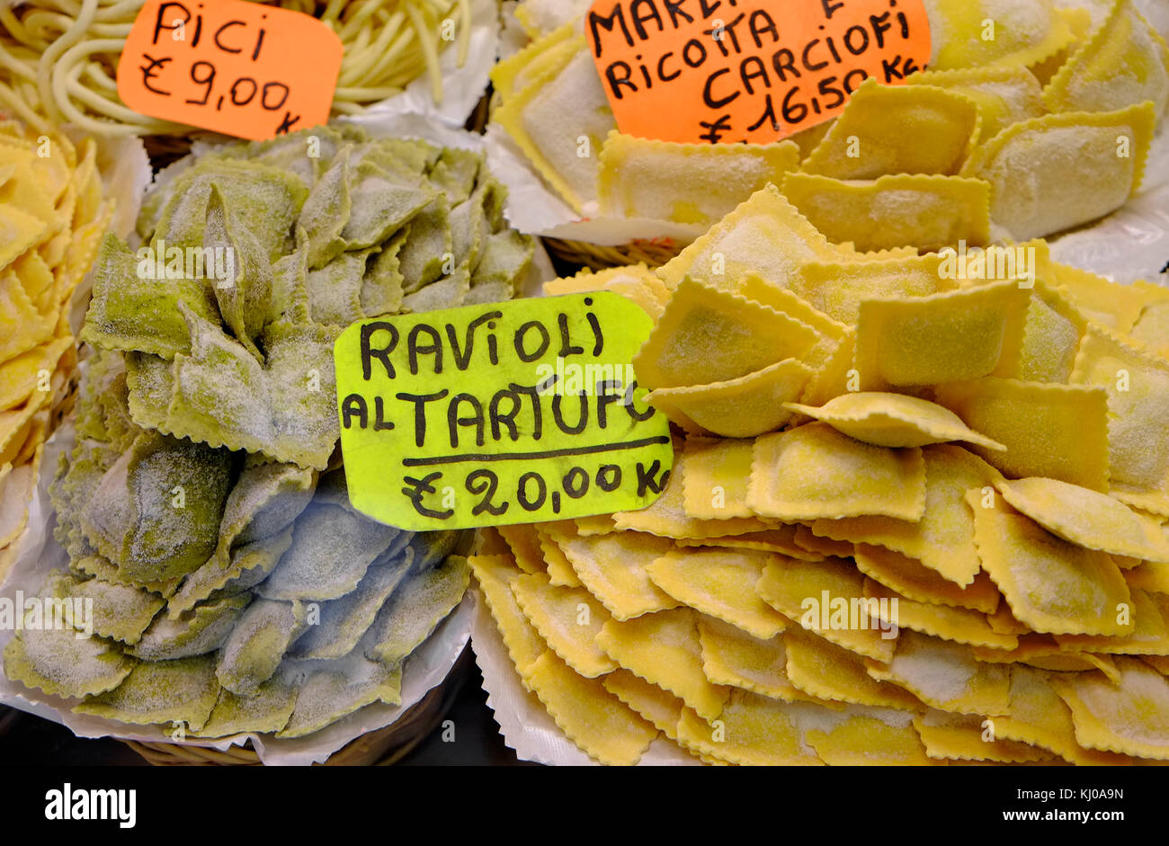 Raviolis de pasta en la pantalla en la tienda, Florencia, Italia. Foto de stock