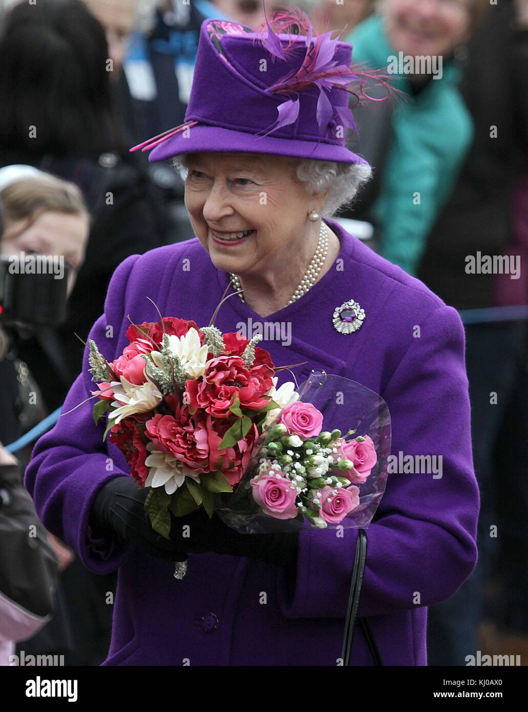 SANDRINGHAM, REINO UNIDO - FEBRERO 06; la Reina Isabel II, se une a los miembros de la Familia Real en el servicio de la Iglesia Dominical en el Sandringham Estate Norfolk. El 6 de febrero de 2011 en Sandringham, Inglaterra gente: HRH la Reina Isabel II Foto de stock