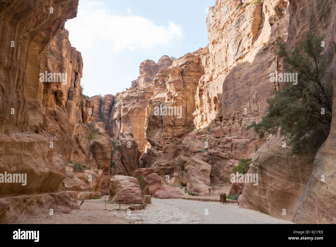 Canyon la entrada a la ciudad perdida de Petra, Jordania Foto de stock