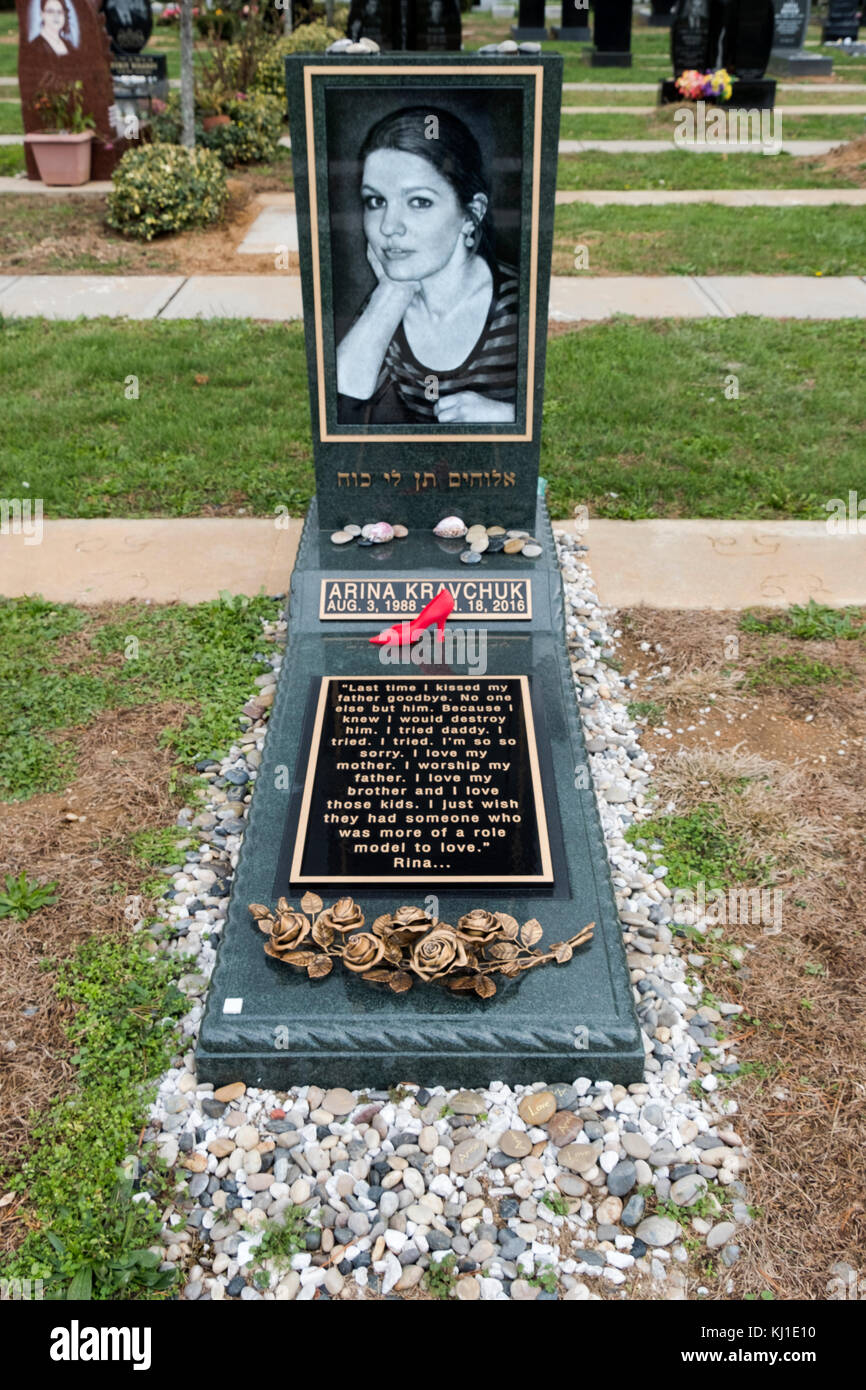 Una lápida de granito negro adornado con un diamante retrato grabado en