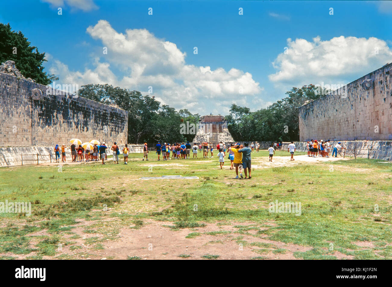 El gran campo de pelota. Templo del Hombre Barbado. Chichen Itza en Yucatán, México. Foto de stock