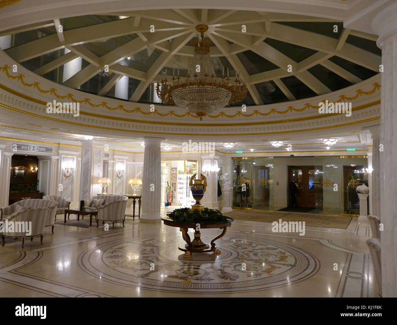 Hall de entrada de mármol del hotel de cinco estrellas, Hotel Hermitage Estatal; Pravda Street, St Petersburg, Rusia Foto de stock