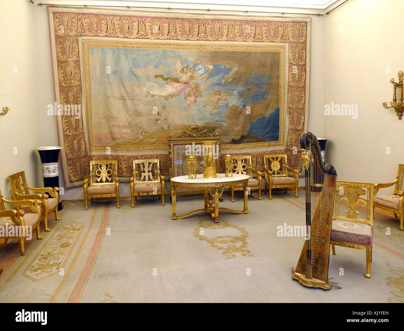 Salón del Zar Nicolás II en el Palacio de Invierno, San Petersburgo, Rusia.  El interior de estilo imperio, el salón incluye una parte de un gran  conjunto de muebles diseñados por el