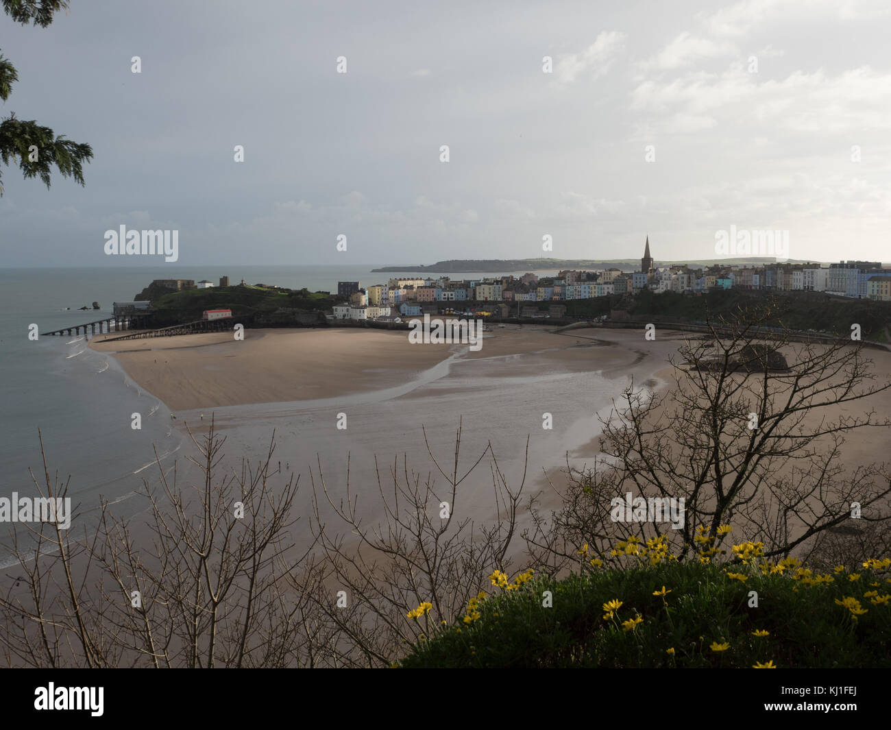 Hermosa) Tenby en marea baja, Parque Nacional de la costa de Pembrokeshire Wales UK Foto de stock