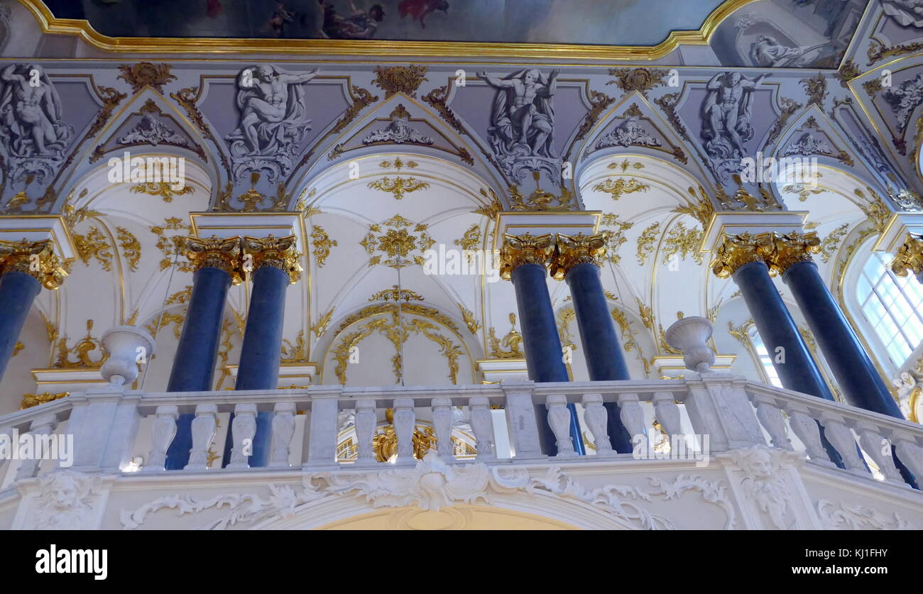 Ornamentación y superficies doradas alrededor de la gran escalera del palacio de invierno, San Petersburgo, Rusia, que fue, desde 1732 hasta 1917, la residencia oficial de los monarcas rusos. Foto de stock