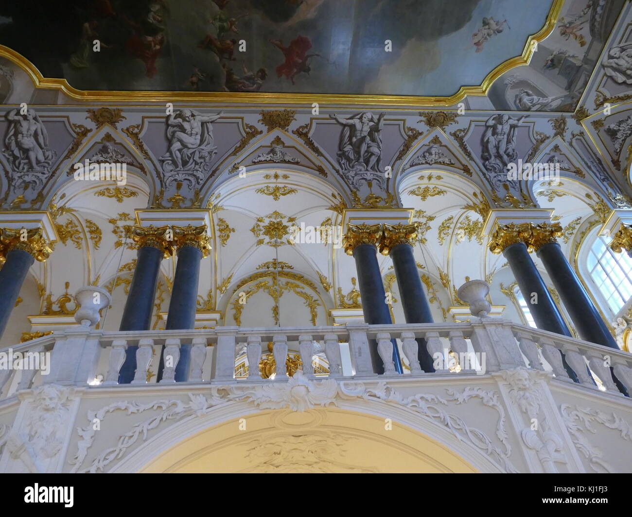 Ornamentación y superficies doradas alrededor de la gran escalera del palacio de invierno, San Petersburgo, Rusia, que fue, desde 1732 hasta 1917, la residencia oficial de los monarcas rusos. Foto de stock