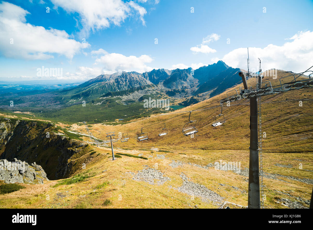 Telesilla en las montañas polacas después de la temporada de esquí. Foto de stock