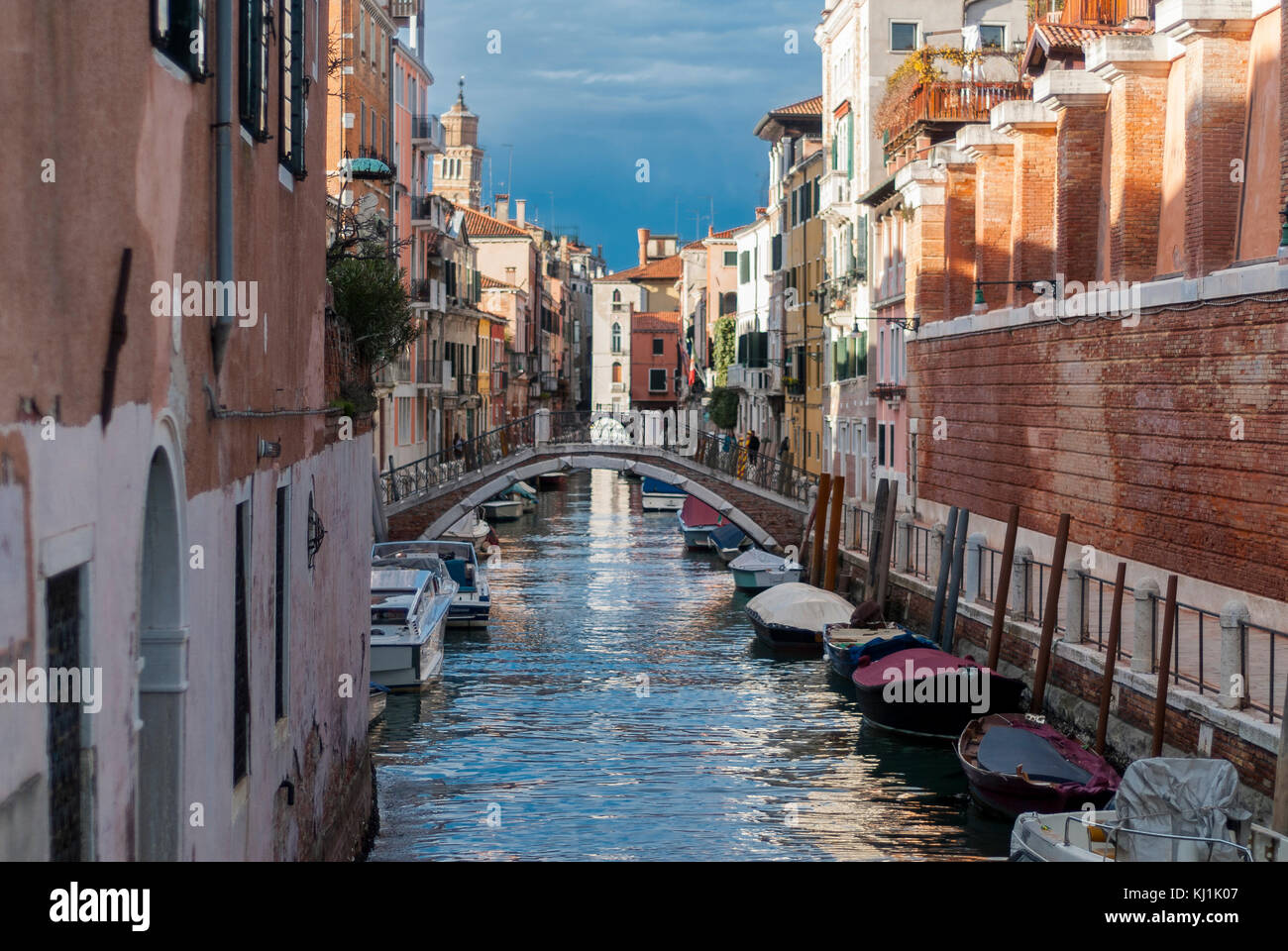 Venecia-marzo 7:Canal de Venecia con barcos y puente,Venecia,Italia,el 7 de marzo de 2017. Foto de stock